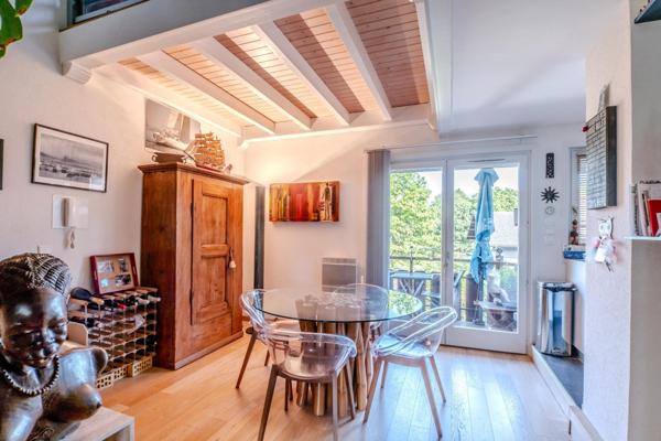 A Veigy, duplex de charme aux beaux volumes avec piscine, à deux pas de la frontière.