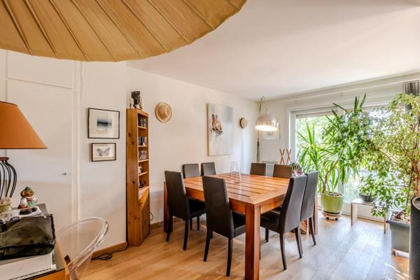 A Veigy, duplex de charme aux beaux volumes avec piscine, à deux pas de la frontière.