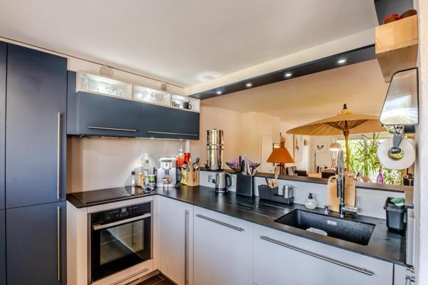 A Veigy, duplex de charme aux beaux volumes avec piscine, à deux pas de la frontière.