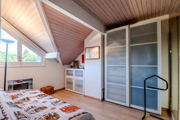 A Veigy, duplex de charme aux beaux volumes avec piscine, à deux pas de la frontière.