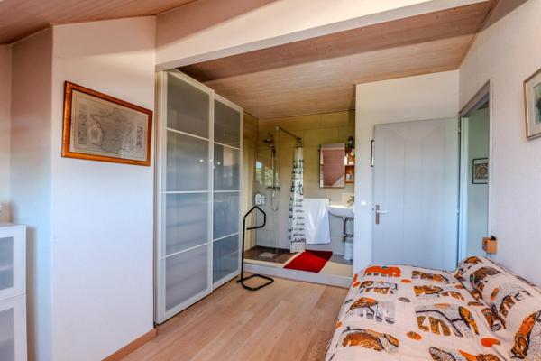 A Veigy, duplex de charme aux beaux volumes avec piscine, à deux pas de la frontière.