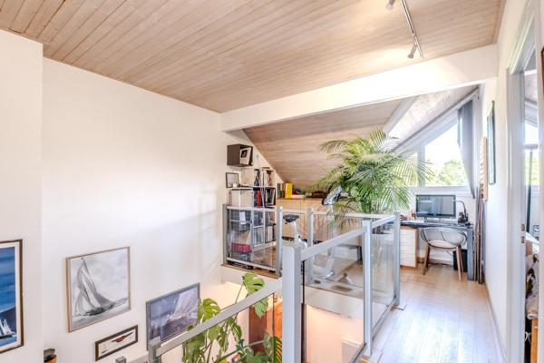 A Veigy, duplex de charme aux beaux volumes avec piscine, à deux pas de la frontière.