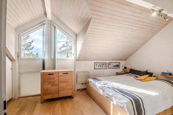 A Veigy, duplex de charme aux beaux volumes avec piscine, à deux pas de la frontière.
