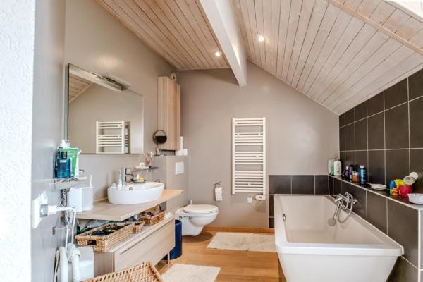 A Veigy, duplex de charme aux beaux volumes avec piscine, à deux pas de la frontière.
