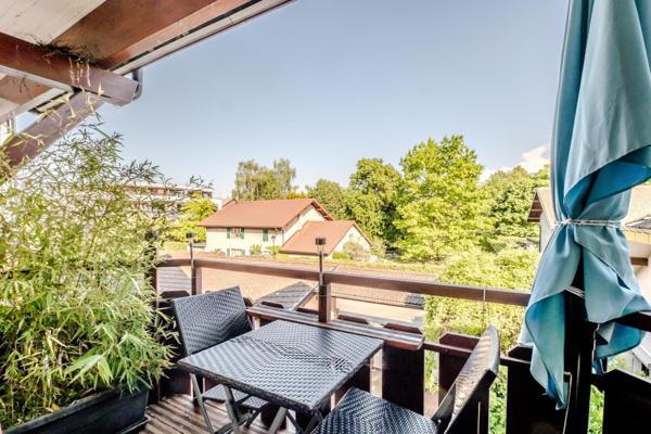 A Veigy, duplex de charme aux beaux volumes avec piscine, à deux pas de la frontière.