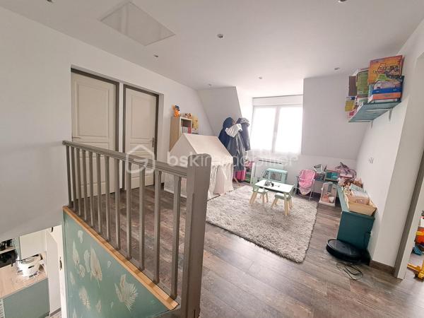 Laurent Jacquet vous propose à la vente une belle propriété entièrement rénovée avec tout confort en rez-de-chaussée située sur la commune du Crotoy, à quelques minutes du centre-ville, au cœur de la Baie de Somme. avec la possibilité de développer une activité de location saisonnière grâce à son logement indépendant.

La maison principale se compose :
Au rez-de-chaussée :
- une belle pièce de vie d’environ 40 m² avec cheminée insert à bois 
- une cuisine aménagée et équipée 
- une chambre avec point d’eau et possibilité d’installation d’une douche ;
- un wc.
A l’étage :
- un grand palier 
- quatre chambres 
- une salle de bains avec WC.

Cette propriété comprend un logement indépendant attenant, actuellement exploité avec succès en location saisonnière, il comprend :
- une cuisine aménagée avec un espace repas ;
- une chambre
- une douche
- une terrasse privative chaleureuse.
Ce logement constitue une excellente source de revenus complémentaires, tout en pouvant également servir de maison d’amis, d’espace de télétravail ou de local pour une activité professionnelle.

A l’extérieur se trouve sur le devant une grande partie gravillonnée pouvant accueillir plusieurs véhicules, voire même des camping-cars, une grande terrasse avec vue dégagée sur la campagne, une buanderie et une dépendance.

Cet ensemble immobilier est chauffé par des radiateurs électriques en complément de son insert à bois, donnant une performance énergétique en classe C, est idéal aussi bien en résidence principale qu’en résidence secondaire ou pour un projet touristique en Baie de Somme. Le tout édifié sur un terrain d’environ 970 m².