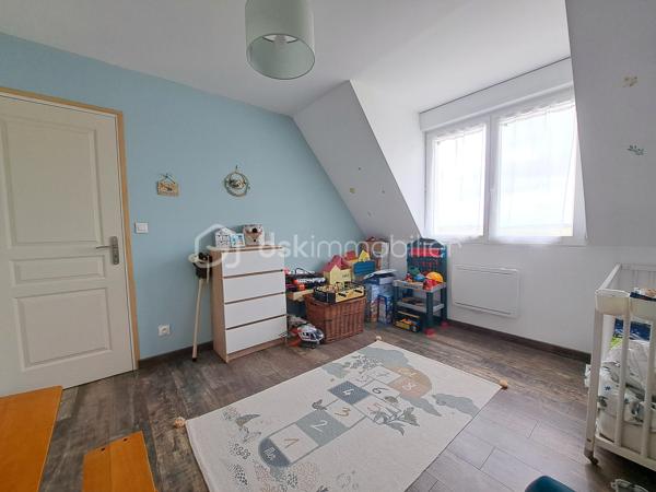Laurent Jacquet vous propose à la vente une belle propriété entièrement rénovée avec tout confort en rez-de-chaussée située sur la commune du Crotoy, à quelques minutes du centre-ville, au cœur de la Baie de Somme. avec la possibilité de développer une activité de location saisonnière grâce à son logement indépendant.

La maison principale se compose :
Au rez-de-chaussée :
- une belle pièce de vie d’environ 40 m² avec cheminée insert à bois 
- une cuisine aménagée et équipée 
- une chambre avec point d’eau et possibilité d’installation d’une douche ;
- un wc.
A l’étage :
- un grand palier 
- quatre chambres 
- une salle de bains avec WC.

Cette propriété comprend un logement indépendant attenant, actuellement exploité avec succès en location saisonnière, il comprend :
- une cuisine aménagée avec un espace repas ;
- une chambre
- une douche
- une terrasse privative chaleureuse.
Ce logement constitue une excellente source de revenus complémentaires, tout en pouvant également servir de maison d’amis, d’espace de télétravail ou de local pour une activité professionnelle.

A l’extérieur se trouve sur le devant une grande partie gravillonnée pouvant accueillir plusieurs véhicules, voire même des camping-cars, une grande terrasse avec vue dégagée sur la campagne, une buanderie et une dépendance.

Cet ensemble immobilier est chauffé par des radiateurs électriques en complément de son insert à bois, donnant une performance énergétique en classe C, est idéal aussi bien en résidence principale qu’en résidence secondaire ou pour un projet touristique en Baie de Somme. Le tout édifié sur un terrain d’environ 970 m².