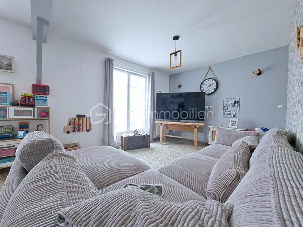Laurent Jacquet vous propose à la vente une belle propriété entièrement rénovée avec tout confort en rez-de-chaussée située sur la commune du Crotoy, à quelques minutes du centre-ville, au cœur de la Baie de Somme. avec la possibilité de développer une activité de location saisonnière grâce à son logement indépendant.

La maison principale se compose :
Au rez-de-chaussée :
- une belle pièce de vie d’environ 40 m² avec cheminée insert à bois 
- une cuisine aménagée et équipée 
- une chambre avec point d’eau et possibilité d’installation d’une douche ;
- un wc.
A l’étage :
- un grand palier 
- quatre chambres 
- une salle de bains avec WC.

Cette propriété comprend un logement indépendant attenant, actuellement exploité avec succès en location saisonnière, il comprend :
- une cuisine aménagée avec un espace repas ;
- une chambre
- une douche
- une terrasse privative chaleureuse.
Ce logement constitue une excellente source de revenus complémentaires, tout en pouvant également servir de maison d’amis, d’espace de télétravail ou de local pour une activité professionnelle.

A l’extérieur se trouve sur le devant une grande partie gravillonnée pouvant accueillir plusieurs véhicules, voire même des camping-cars, une grande terrasse avec vue dégagée sur la campagne, une buanderie et une dépendance.

Cet ensemble immobilier est chauffé par des radiateurs électriques en complément de son insert à bois, donnant une performance énergétique en classe C, est idéal aussi bien en résidence principale qu’en résidence secondaire ou pour un projet touristique en Baie de Somme. Le tout édifié sur un terrain d’environ 970 m².