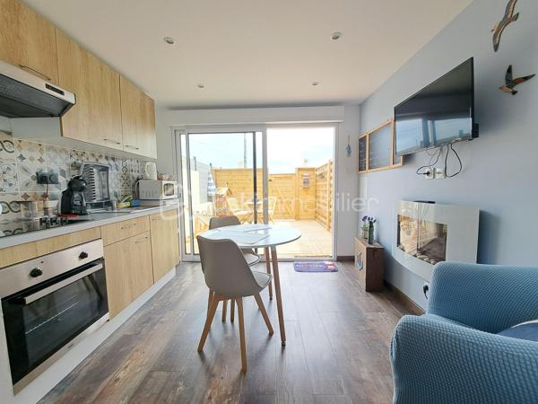 Laurent Jacquet vous propose à la vente une belle propriété entièrement rénovée avec tout confort en rez-de-chaussée située sur la commune du Crotoy, à quelques minutes du centre-ville, au cœur de la Baie de Somme. avec la possibilité de développer une activité de location saisonnière grâce à son logement indépendant.

La maison principale se compose :
Au rez-de-chaussée :
- une belle pièce de vie d’environ 40 m² avec cheminée insert à bois 
- une cuisine aménagée et équipée 
- une chambre avec point d’eau et possibilité d’installation d’une douche ;
- un wc.
A l’étage :
- un grand palier 
- quatre chambres 
- une salle de bains avec WC.

Cette propriété comprend un logement indépendant attenant, actuellement exploité avec succès en location saisonnière, il comprend :
- une cuisine aménagée avec un espace repas ;
- une chambre
- une douche
- une terrasse privative chaleureuse.
Ce logement constitue une excellente source de revenus complémentaires, tout en pouvant également servir de maison d’amis, d’espace de télétravail ou de local pour une activité professionnelle.

A l’extérieur se trouve sur le devant une grande partie gravillonnée pouvant accueillir plusieurs véhicules, voire même des camping-cars, une grande terrasse avec vue dégagée sur la campagne, une buanderie et une dépendance.

Cet ensemble immobilier est chauffé par des radiateurs électriques en complément de son insert à bois, donnant une performance énergétique en classe C, est idéal aussi bien en résidence principale qu’en résidence secondaire ou pour un projet touristique en Baie de Somme. Le tout édifié sur un terrain d’environ 970 m².