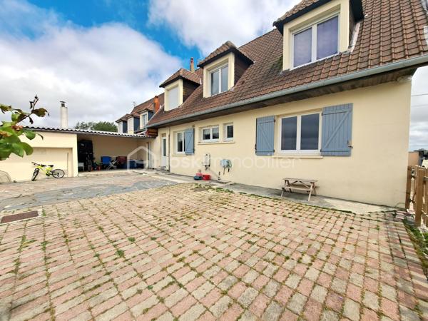 Laurent Jacquet vous propose à la vente une belle propriété entièrement rénovée avec tout confort en rez-de-chaussée située sur la commune du Crotoy, à quelques minutes du centre-ville, au cœur de la Baie de Somme. avec la possibilité de développer une activité de location saisonnière grâce à son logement indépendant.

La maison principale se compose :
Au rez-de-chaussée :
- une belle pièce de vie d’environ 40 m² avec cheminée insert à bois 
- une cuisine aménagée et équipée 
- une chambre avec point d’eau et possibilité d’installation d’une douche ;
- un wc.
A l’étage :
- un grand palier 
- quatre chambres 
- une salle de bains avec WC.

Cette propriété comprend un logement indépendant attenant, actuellement exploité avec succès en location saisonnière, il comprend :
- une cuisine aménagée avec un espace repas ;
- une chambre
- une douche
- une terrasse privative chaleureuse.
Ce logement constitue une excellente source de revenus complémentaires, tout en pouvant également servir de maison d’amis, d’espace de télétravail ou de local pour une activité professionnelle.

A l’extérieur se trouve sur le devant une grande partie gravillonnée pouvant accueillir plusieurs véhicules, voire même des camping-cars, une grande terrasse avec vue dégagée sur la campagne, une buanderie et une dépendance.

Cet ensemble immobilier est chauffé par des radiateurs électriques en complément de son insert à bois, donnant une performance énergétique en classe C, est idéal aussi bien en résidence principale qu’en résidence secondaire ou pour un projet touristique en Baie de Somme. Le tout édifié sur un terrain d’environ 970 m².