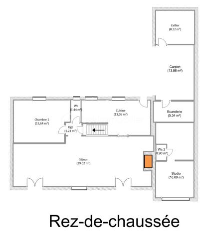 Laurent Jacquet vous propose à la vente une belle propriété entièrement rénovée avec tout confort en rez-de-chaussée située sur la commune du Crotoy, à quelques minutes du centre-ville, au cœur de la Baie de Somme. avec la possibilité de développer une activité de location saisonnière grâce à son logement indépendant.

La maison principale se compose :
Au rez-de-chaussée :
- une belle pièce de vie d’environ 40 m² avec cheminée insert à bois 
- une cuisine aménagée et équipée 
- une chambre avec point d’eau et possibilité d’installation d’une douche ;
- un wc.
A l’étage :
- un grand palier 
- quatre chambres 
- une salle de bains avec WC.

Cette propriété comprend un logement indépendant attenant, actuellement exploité avec succès en location saisonnière, il comprend :
- une cuisine aménagée avec un espace repas ;
- une chambre
- une douche
- une terrasse privative chaleureuse.
Ce logement constitue une excellente source de revenus complémentaires, tout en pouvant également servir de maison d’amis, d’espace de télétravail ou de local pour une activité professionnelle.

A l’extérieur se trouve sur le devant une grande partie gravillonnée pouvant accueillir plusieurs véhicules, voire même des camping-cars, une grande terrasse avec vue dégagée sur la campagne, une buanderie et une dépendance.

Cet ensemble immobilier est chauffé par des radiateurs électriques en complément de son insert à bois, donnant une performance énergétique en classe C, est idéal aussi bien en résidence principale qu’en résidence secondaire ou pour un projet touristique en Baie de Somme. Le tout édifié sur un terrain d’environ 970 m².