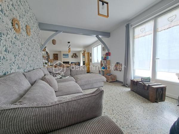 Laurent Jacquet vous propose à la vente une belle propriété entièrement rénovée avec tout confort en rez-de-chaussée située sur la commune du Crotoy, à quelques minutes du centre-ville, au cœur de la Baie de Somme. avec la possibilité de développer une activité de location saisonnière grâce à son logement indépendant.

La maison principale se compose :
Au rez-de-chaussée :
- une belle pièce de vie d’environ 40 m² avec cheminée insert à bois 
- une cuisine aménagée et équipée 
- une chambre avec point d’eau et possibilité d’installation d’une douche ;
- un wc.
A l’étage :
- un grand palier 
- quatre chambres 
- une salle de bains avec WC.

Cette propriété comprend un logement indépendant attenant, actuellement exploité avec succès en location saisonnière, il comprend :
- une cuisine aménagée avec un espace repas ;
- une chambre
- une douche
- une terrasse privative chaleureuse.
Ce logement constitue une excellente source de revenus complémentaires, tout en pouvant également servir de maison d’amis, d’espace de télétravail ou de local pour une activité professionnelle.

A l’extérieur se trouve sur le devant une grande partie gravillonnée pouvant accueillir plusieurs véhicules, voire même des camping-cars, une grande terrasse avec vue dégagée sur la campagne, une buanderie et une dépendance.

Cet ensemble immobilier est chauffé par des radiateurs électriques en complément de son insert à bois, donnant une performance énergétique en classe C, est idéal aussi bien en résidence principale qu’en résidence secondaire ou pour un projet touristique en Baie de Somme. Le tout édifié sur un terrain d’environ 970 m².