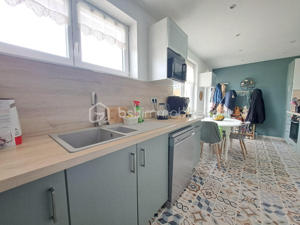 Laurent Jacquet vous propose à la vente une belle propriété entièrement rénovée avec tout confort en rez-de-chaussée située sur la commune du Crotoy, à quelques minutes du centre-ville, au cœur de la Baie de Somme. avec la possibilité de développer une activité de location saisonnière grâce à son logement indépendant.

La maison principale se compose :
Au rez-de-chaussée :
- une belle pièce de vie d’environ 40 m² avec cheminée insert à bois 
- une cuisine aménagée et équipée 
- une chambre avec point d’eau et possibilité d’installation d’une douche ;
- un wc.
A l’étage :
- un grand palier 
- quatre chambres 
- une salle de bains avec WC.

Cette propriété comprend un logement indépendant attenant, actuellement exploité avec succès en location saisonnière, il comprend :
- une cuisine aménagée avec un espace repas ;
- une chambre
- une douche
- une terrasse privative chaleureuse.
Ce logement constitue une excellente source de revenus complémentaires, tout en pouvant également servir de maison d’amis, d’espace de télétravail ou de local pour une activité professionnelle.

A l’extérieur se trouve sur le devant une grande partie gravillonnée pouvant accueillir plusieurs véhicules, voire même des camping-cars, une grande terrasse avec vue dégagée sur la campagne, une buanderie et une dépendance.

Cet ensemble immobilier est chauffé par des radiateurs électriques en complément de son insert à bois, donnant une performance énergétique en classe C, est idéal aussi bien en résidence principale qu’en résidence secondaire ou pour un projet touristique en Baie de Somme. Le tout édifié sur un terrain d’environ 970 m².