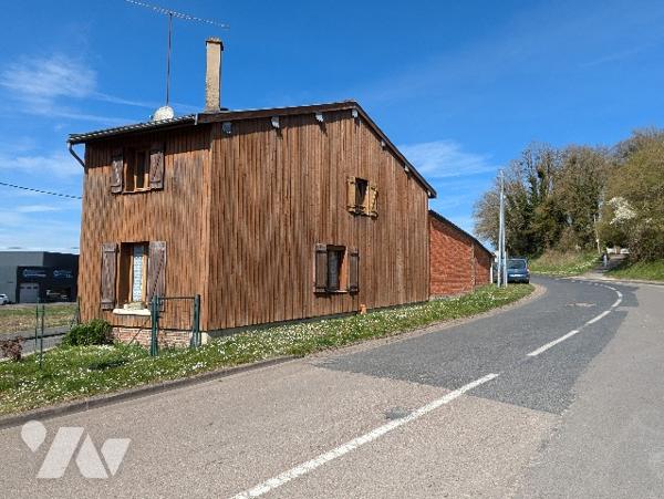 Maison de 100 m². Un salon, cuisine, salle à manger, trois chambres.
Terrain clos avec jardin, cave
