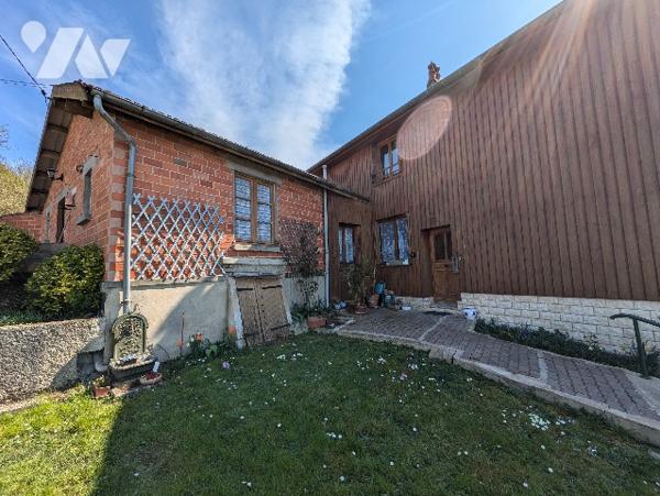 Maison de 100 m². Un salon, cuisine, salle à manger, trois chambres.
Terrain clos avec jardin, cave