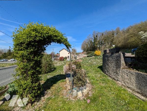 Maison de 100 m². Un salon, cuisine, salle à manger, trois chambres.
Terrain clos avec jardin, cave