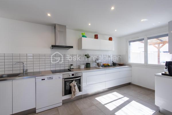 Située en plein cœur de Miramas, cette maison individuelle de 99 m² sur deux niveaux a fait l'objet d'une rénovation complète et ne nécessite aucun travaux. Elle offre un cadre de vie agréable, avec jardin et deux terrasses, dans un secteur recherché.

Au rez-de-chaussée, un grand espace entrée/séjour/cuisine équipée de 42 m² constitue le cœur de vie de la maison. Une buanderie, un WC séparé complètent ce niveau.

À l'étage, la maison dispose de trois chambres, d'un dressing et d'une salle de bain.

Un garage, un jardin et deux terrasses complètent ce bien.

Équipements : 

Fenêtres neuves (-10 ans)
Portail, panneaux solaires et borne de recharge véhicule électrique (2022)
Volets roulants solaires (2023)
VMC
Climatisation réversibles
Puits (non raccordé à l'alimentation domestique)