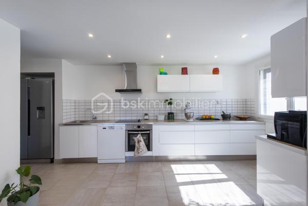 Située en plein cœur de Miramas, cette maison individuelle de 99 m² sur deux niveaux a fait l'objet d'une rénovation complète et ne nécessite aucun travaux. Elle offre un cadre de vie agréable, avec jardin et deux terrasses, dans un secteur recherché.

Au rez-de-chaussée, un grand espace entrée/séjour/cuisine équipée de 42 m² constitue le cœur de vie de la maison. Une buanderie, un WC séparé complètent ce niveau.

À l'étage, la maison dispose de trois chambres, d'un dressing et d'une salle de bain.

Un garage, un jardin et deux terrasses complètent ce bien.

Équipements : 

Fenêtres neuves (-10 ans)
Portail, panneaux solaires et borne de recharge véhicule électrique (2022)
Volets roulants solaires (2023)
VMC
Climatisation réversibles
Puits (non raccordé à l'alimentation domestique)