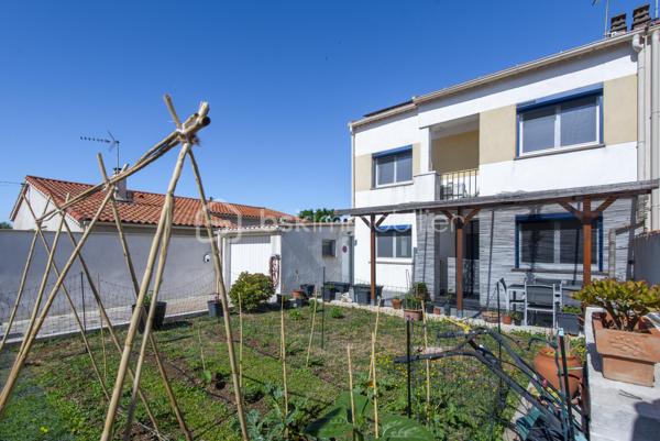 Située en plein cœur de Miramas, cette maison individuelle de 99 m² sur deux niveaux a fait l'objet d'une rénovation complète et ne nécessite aucun travaux. Elle offre un cadre de vie agréable, avec jardin et deux terrasses, dans un secteur recherché.

Au rez-de-chaussée, un grand espace entrée/séjour/cuisine équipée de 42 m² constitue le cœur de vie de la maison. Une buanderie, un WC séparé complètent ce niveau.

À l'étage, la maison dispose de trois chambres, d'un dressing et d'une salle de bain.

Un garage, un jardin et deux terrasses complètent ce bien.

Équipements : 

Fenêtres neuves (-10 ans)
Portail, panneaux solaires et borne de recharge véhicule électrique (2022)
Volets roulants solaires (2023)
VMC
Climatisation réversibles
Puits (non raccordé à l'alimentation domestique)
