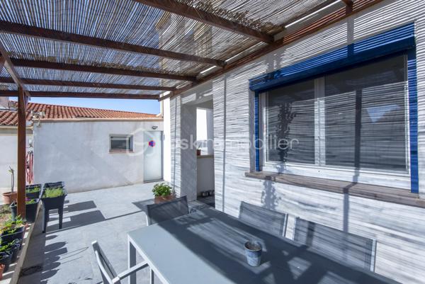 Située en plein cœur de Miramas, cette maison individuelle de 99 m² sur deux niveaux a fait l'objet d'une rénovation complète et ne nécessite aucun travaux. Elle offre un cadre de vie agréable, avec jardin et deux terrasses, dans un secteur recherché.

Au rez-de-chaussée, un grand espace entrée/séjour/cuisine équipée de 42 m² constitue le cœur de vie de la maison. Une buanderie, un WC séparé complètent ce niveau.

À l'étage, la maison dispose de trois chambres, d'un dressing et d'une salle de bain.

Un garage, un jardin et deux terrasses complètent ce bien.

Équipements : 

Fenêtres neuves (-10 ans)
Portail, panneaux solaires et borne de recharge véhicule électrique (2022)
Volets roulants solaires (2023)
VMC
Climatisation réversibles
Puits (non raccordé à l'alimentation domestique)