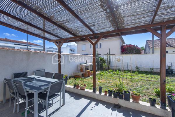 Située en plein cœur de Miramas, cette maison individuelle de 99 m² sur deux niveaux a fait l'objet d'une rénovation complète et ne nécessite aucun travaux. Elle offre un cadre de vie agréable, avec jardin et deux terrasses, dans un secteur recherché.

Au rez-de-chaussée, un grand espace entrée/séjour/cuisine équipée de 42 m² constitue le cœur de vie de la maison. Une buanderie, un WC séparé complètent ce niveau.

À l'étage, la maison dispose de trois chambres, d'un dressing et d'une salle de bain.

Un garage, un jardin et deux terrasses complètent ce bien.

Équipements : 

Fenêtres neuves (-10 ans)
Portail, panneaux solaires et borne de recharge véhicule électrique (2022)
Volets roulants solaires (2023)
VMC
Climatisation réversibles
Puits (non raccordé à l'alimentation domestique)