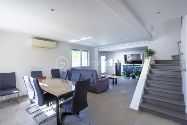 Située en plein cœur de Miramas, cette maison individuelle de 99 m² sur deux niveaux a fait l'objet d'une rénovation complète et ne nécessite aucun travaux. Elle offre un cadre de vie agréable, avec jardin et deux terrasses, dans un secteur recherché.

Au rez-de-chaussée, un grand espace entrée/séjour/cuisine équipée de 42 m² constitue le cœur de vie de la maison. Une buanderie, un WC séparé complètent ce niveau.

À l'étage, la maison dispose de trois chambres, d'un dressing et d'une salle de bain.

Un garage, un jardin et deux terrasses complètent ce bien.

Équipements : 

Fenêtres neuves (-10 ans)
Portail, panneaux solaires et borne de recharge véhicule électrique (2022)
Volets roulants solaires (2023)
VMC
Climatisation réversibles
Puits (non raccordé à l'alimentation domestique)