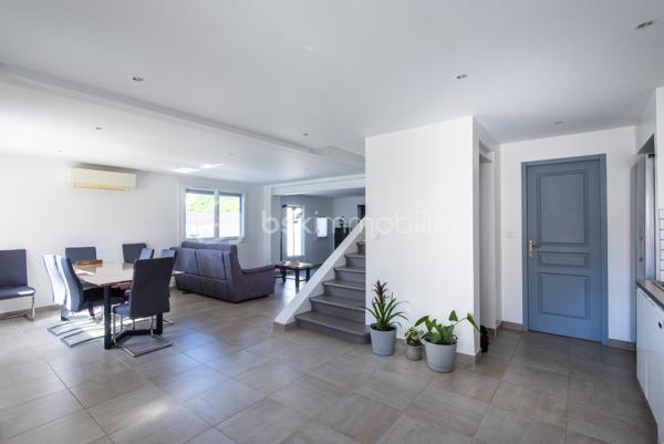 Située en plein cœur de Miramas, cette maison individuelle de 99 m² sur deux niveaux a fait l'objet d'une rénovation complète et ne nécessite aucun travaux. Elle offre un cadre de vie agréable, avec jardin et deux terrasses, dans un secteur recherché.

Au rez-de-chaussée, un grand espace entrée/séjour/cuisine équipée de 42 m² constitue le cœur de vie de la maison. Une buanderie, un WC séparé complètent ce niveau.

À l'étage, la maison dispose de trois chambres, d'un dressing et d'une salle de bain.

Un garage, un jardin et deux terrasses complètent ce bien.

Équipements : 

Fenêtres neuves (-10 ans)
Portail, panneaux solaires et borne de recharge véhicule électrique (2022)
Volets roulants solaires (2023)
VMC
Climatisation réversibles
Puits (non raccordé à l'alimentation domestique)