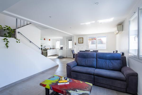 Située en plein cœur de Miramas, cette maison individuelle de 99 m² sur deux niveaux a fait l'objet d'une rénovation complète et ne nécessite aucun travaux. Elle offre un cadre de vie agréable, avec jardin et deux terrasses, dans un secteur recherché.

Au rez-de-chaussée, un grand espace entrée/séjour/cuisine équipée de 42 m² constitue le cœur de vie de la maison. Une buanderie, un WC séparé complètent ce niveau.

À l'étage, la maison dispose de trois chambres, d'un dressing et d'une salle de bain.

Un garage, un jardin et deux terrasses complètent ce bien.

Équipements : 

Fenêtres neuves (-10 ans)
Portail, panneaux solaires et borne de recharge véhicule électrique (2022)
Volets roulants solaires (2023)
VMC
Climatisation réversibles
Puits (non raccordé à l'alimentation domestique)