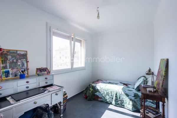 Située en plein cœur de Miramas, cette maison individuelle de 99 m² sur deux niveaux a fait l'objet d'une rénovation complète et ne nécessite aucun travaux. Elle offre un cadre de vie agréable, avec jardin et deux terrasses, dans un secteur recherché.

Au rez-de-chaussée, un grand espace entrée/séjour/cuisine équipée de 42 m² constitue le cœur de vie de la maison. Une buanderie, un WC séparé complètent ce niveau.

À l'étage, la maison dispose de trois chambres, d'un dressing et d'une salle de bain.

Un garage, un jardin et deux terrasses complètent ce bien.

Équipements : 

Fenêtres neuves (-10 ans)
Portail, panneaux solaires et borne de recharge véhicule électrique (2022)
Volets roulants solaires (2023)
VMC
Climatisation réversibles
Puits (non raccordé à l'alimentation domestique)