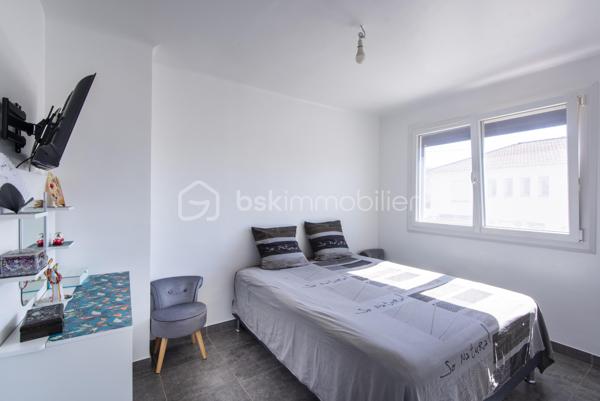 Située en plein cœur de Miramas, cette maison individuelle de 99 m² sur deux niveaux a fait l'objet d'une rénovation complète et ne nécessite aucun travaux. Elle offre un cadre de vie agréable, avec jardin et deux terrasses, dans un secteur recherché.

Au rez-de-chaussée, un grand espace entrée/séjour/cuisine équipée de 42 m² constitue le cœur de vie de la maison. Une buanderie, un WC séparé complètent ce niveau.

À l'étage, la maison dispose de trois chambres, d'un dressing et d'une salle de bain.

Un garage, un jardin et deux terrasses complètent ce bien.

Équipements : 

Fenêtres neuves (-10 ans)
Portail, panneaux solaires et borne de recharge véhicule électrique (2022)
Volets roulants solaires (2023)
VMC
Climatisation réversibles
Puits (non raccordé à l'alimentation domestique)