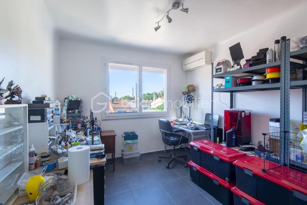 Située en plein cœur de Miramas, cette maison individuelle de 99 m² sur deux niveaux a fait l'objet d'une rénovation complète et ne nécessite aucun travaux. Elle offre un cadre de vie agréable, avec jardin et deux terrasses, dans un secteur recherché.

Au rez-de-chaussée, un grand espace entrée/séjour/cuisine équipée de 42 m² constitue le cœur de vie de la maison. Une buanderie, un WC séparé complètent ce niveau.

À l'étage, la maison dispose de trois chambres, d'un dressing et d'une salle de bain.

Un garage, un jardin et deux terrasses complètent ce bien.

Équipements : 

Fenêtres neuves (-10 ans)
Portail, panneaux solaires et borne de recharge véhicule électrique (2022)
Volets roulants solaires (2023)
VMC
Climatisation réversibles
Puits (non raccordé à l'alimentation domestique)