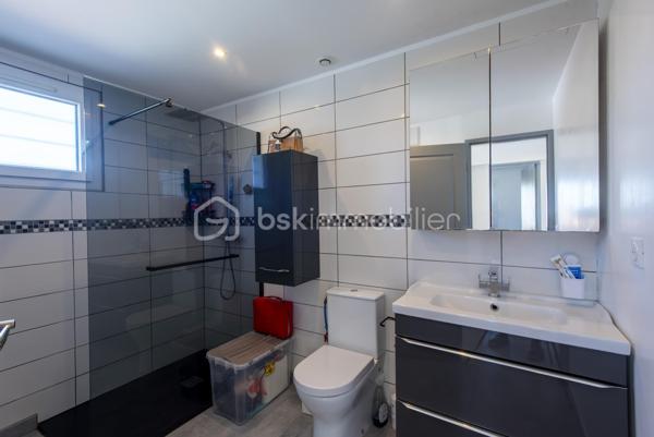Située en plein cœur de Miramas, cette maison individuelle de 99 m² sur deux niveaux a fait l'objet d'une rénovation complète et ne nécessite aucun travaux. Elle offre un cadre de vie agréable, avec jardin et deux terrasses, dans un secteur recherché.

Au rez-de-chaussée, un grand espace entrée/séjour/cuisine équipée de 42 m² constitue le cœur de vie de la maison. Une buanderie, un WC séparé complètent ce niveau.

À l'étage, la maison dispose de trois chambres, d'un dressing et d'une salle de bain.

Un garage, un jardin et deux terrasses complètent ce bien.

Équipements : 

Fenêtres neuves (-10 ans)
Portail, panneaux solaires et borne de recharge véhicule électrique (2022)
Volets roulants solaires (2023)
VMC
Climatisation réversibles
Puits (non raccordé à l'alimentation domestique)