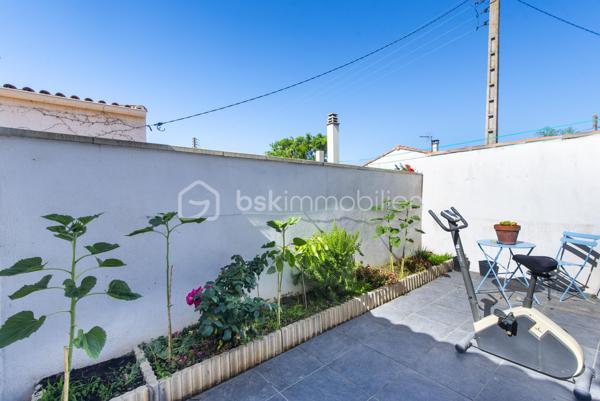 Située en plein cœur de Miramas, cette maison individuelle de 99 m² sur deux niveaux a fait l'objet d'une rénovation complète et ne nécessite aucun travaux. Elle offre un cadre de vie agréable, avec jardin et deux terrasses, dans un secteur recherché.

Au rez-de-chaussée, un grand espace entrée/séjour/cuisine équipée de 42 m² constitue le cœur de vie de la maison. Une buanderie, un WC séparé complètent ce niveau.

À l'étage, la maison dispose de trois chambres, d'un dressing et d'une salle de bain.

Un garage, un jardin et deux terrasses complètent ce bien.

Équipements : 

Fenêtres neuves (-10 ans)
Portail, panneaux solaires et borne de recharge véhicule électrique (2022)
Volets roulants solaires (2023)
VMC
Climatisation réversibles
Puits (non raccordé à l'alimentation domestique)