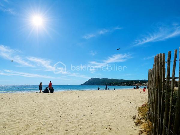 A 800 mètres de la plage des Sablettes, dans une résidence calme, au 2ème étage, cet appartement lumineux de 64 m2, idéalement situé dans le secteur de Mar Vivo, propose de jolis espaces : 
L'entrée dessert deux chambres de 9 m2et 11 m2, une salle d'eau, un Water closet. 
L'espace de vie comprend une cuisine semi ouverte de 7m2 équipée, avec sa loggia, une salle à manger de 15,3 m2 avec balcon de 7m2, face à la nature, sans vis à vis, ainsi qu'un salon télé de 10m2, pouvant etre laissé comme tel ou fermé en 3ème chambre. 

Atouts :
- Plage à 800 m
- Arret de Bus en bas de l'immeuble 
- Situation géographique excellente
- Ecoles et commerces à proximité immédiate
- Fenêtres en double vitrage
- Volets roulants électriques, PVC.
- Chauffage individuel au Gaz
- Fibre
- Vendu avec une cave
- 2ème et dernier étage
- Salon séjour traversant EST-OUEST.
- Balcon de 7m2
- Loggia de 5 m2 permettant d'apposer toutes les machines.

Vidéo sur demande
Pour des informations complémentaires, pour recevoir la vidéo, ou prévoir une visite, contactez moi au 
06.19.94.62.19