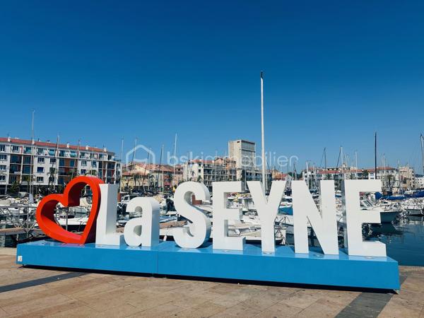 A 800 mètres de la plage des Sablettes, dans une résidence calme, au 2ème étage, cet appartement lumineux de 64 m2, idéalement situé dans le secteur de Mar Vivo, propose de jolis espaces : 
L'entrée dessert deux chambres de 9 m2et 11 m2, une salle d'eau, un Water closet. 
L'espace de vie comprend une cuisine semi ouverte de 7m2 équipée, avec sa loggia, une salle à manger de 15,3 m2 avec balcon de 7m2, face à la nature, sans vis à vis, ainsi qu'un salon télé de 10m2, pouvant etre laissé comme tel ou fermé en 3ème chambre. 

Atouts :
- Plage à 800 m
- Arret de Bus en bas de l'immeuble 
- Situation géographique excellente
- Ecoles et commerces à proximité immédiate
- Fenêtres en double vitrage
- Volets roulants électriques, PVC.
- Chauffage individuel au Gaz
- Fibre
- Vendu avec une cave
- 2ème et dernier étage
- Salon séjour traversant EST-OUEST.
- Balcon de 7m2
- Loggia de 5 m2 permettant d'apposer toutes les machines.

Vidéo sur demande
Pour des informations complémentaires, pour recevoir la vidéo, ou prévoir une visite, contactez moi au 
06.19.94.62.19