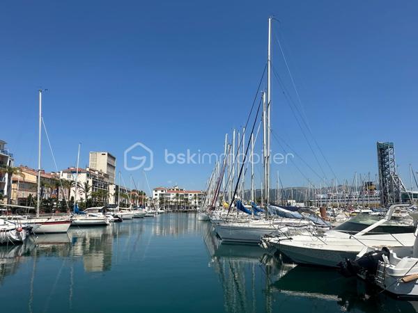 A 800 mètres de la plage des Sablettes, dans une résidence calme, au 2ème étage, cet appartement lumineux de 64 m2, idéalement situé dans le secteur de Mar Vivo, propose de jolis espaces : 
L'entrée dessert deux chambres de 9 m2et 11 m2, une salle d'eau, un Water closet. 
L'espace de vie comprend une cuisine semi ouverte de 7m2 équipée, avec sa loggia, une salle à manger de 15,3 m2 avec balcon de 7m2, face à la nature, sans vis à vis, ainsi qu'un salon télé de 10m2, pouvant etre laissé comme tel ou fermé en 3ème chambre. 

Atouts :
- Plage à 800 m
- Arret de Bus en bas de l'immeuble 
- Situation géographique excellente
- Ecoles et commerces à proximité immédiate
- Fenêtres en double vitrage
- Volets roulants électriques, PVC.
- Chauffage individuel au Gaz
- Fibre
- Vendu avec une cave
- 2ème et dernier étage
- Salon séjour traversant EST-OUEST.
- Balcon de 7m2
- Loggia de 5 m2 permettant d'apposer toutes les machines.

Vidéo sur demande
Pour des informations complémentaires, pour recevoir la vidéo, ou prévoir une visite, contactez moi au 
06.19.94.62.19