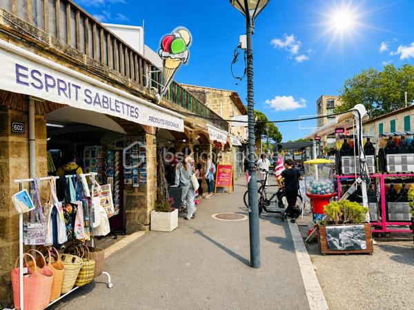 A 800 mètres de la plage des Sablettes, dans une résidence calme, au 2ème étage, cet appartement lumineux de 64 m2, idéalement situé dans le secteur de Mar Vivo, propose de jolis espaces : 
L'entrée dessert deux chambres de 9 m2et 11 m2, une salle d'eau, un Water closet. 
L'espace de vie comprend une cuisine semi ouverte de 7m2 équipée, avec sa loggia, une salle à manger de 15,3 m2 avec balcon de 7m2, face à la nature, sans vis à vis, ainsi qu'un salon télé de 10m2, pouvant etre laissé comme tel ou fermé en 3ème chambre. 

Atouts :
- Plage à 800 m
- Arret de Bus en bas de l'immeuble 
- Situation géographique excellente
- Ecoles et commerces à proximité immédiate
- Fenêtres en double vitrage
- Volets roulants électriques, PVC.
- Chauffage individuel au Gaz
- Fibre
- Vendu avec une cave
- 2ème et dernier étage
- Salon séjour traversant EST-OUEST.
- Balcon de 7m2
- Loggia de 5 m2 permettant d'apposer toutes les machines.

Vidéo sur demande
Pour des informations complémentaires, pour recevoir la vidéo, ou prévoir une visite, contactez moi au 
06.19.94.62.19
