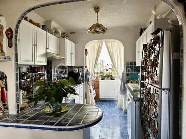 A 800 mètres de la plage des Sablettes, dans une résidence calme, au 2ème étage, cet appartement lumineux de 64 m2, idéalement situé dans le secteur de Mar Vivo, propose de jolis espaces : 
L'entrée dessert deux chambres de 9 m2et 11 m2, une salle d'eau, un Water closet. 
L'espace de vie comprend une cuisine semi ouverte de 7m2 équipée, avec sa loggia, une salle à manger de 15,3 m2 avec balcon de 7m2, face à la nature, sans vis à vis, ainsi qu'un salon télé de 10m2, pouvant etre laissé comme tel ou fermé en 3ème chambre. 

Atouts :
- Plage à 800 m
- Arret de Bus en bas de l'immeuble 
- Situation géographique excellente
- Ecoles et commerces à proximité immédiate
- Fenêtres en double vitrage
- Volets roulants électriques, PVC.
- Chauffage individuel au Gaz
- Fibre
- Vendu avec une cave
- 2ème et dernier étage
- Salon séjour traversant EST-OUEST.
- Balcon de 7m2
- Loggia de 5 m2 permettant d'apposer toutes les machines.

Vidéo sur demande
Pour des informations complémentaires, pour recevoir la vidéo, ou prévoir une visite, contactez moi au 
06.19.94.62.19