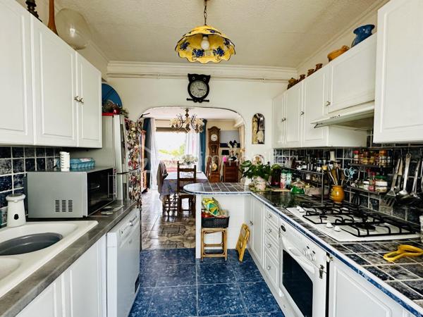 A 800 mètres de la plage des Sablettes, dans une résidence calme, au 2ème étage, cet appartement lumineux de 64 m2, idéalement situé dans le secteur de Mar Vivo, propose de jolis espaces : 
L'entrée dessert deux chambres de 9 m2et 11 m2, une salle d'eau, un Water closet. 
L'espace de vie comprend une cuisine semi ouverte de 7m2 équipée, avec sa loggia, une salle à manger de 15,3 m2 avec balcon de 7m2, face à la nature, sans vis à vis, ainsi qu'un salon télé de 10m2, pouvant etre laissé comme tel ou fermé en 3ème chambre. 

Atouts :
- Plage à 800 m
- Arret de Bus en bas de l'immeuble 
- Situation géographique excellente
- Ecoles et commerces à proximité immédiate
- Fenêtres en double vitrage
- Volets roulants électriques, PVC.
- Chauffage individuel au Gaz
- Fibre
- Vendu avec une cave
- 2ème et dernier étage
- Salon séjour traversant EST-OUEST.
- Balcon de 7m2
- Loggia de 5 m2 permettant d'apposer toutes les machines.

Vidéo sur demande
Pour des informations complémentaires, pour recevoir la vidéo, ou prévoir une visite, contactez moi au 
06.19.94.62.19