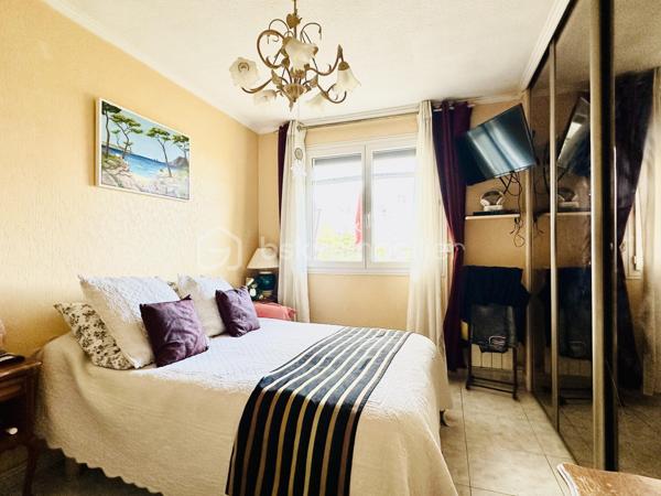 A 800 mètres de la plage des Sablettes, dans une résidence calme, au 2ème étage, cet appartement lumineux de 64 m2, idéalement situé dans le secteur de Mar Vivo, propose de jolis espaces : 
L'entrée dessert deux chambres de 9 m2et 11 m2, une salle d'eau, un Water closet. 
L'espace de vie comprend une cuisine semi ouverte de 7m2 équipée, avec sa loggia, une salle à manger de 15,3 m2 avec balcon de 7m2, face à la nature, sans vis à vis, ainsi qu'un salon télé de 10m2, pouvant etre laissé comme tel ou fermé en 3ème chambre. 

Atouts :
- Plage à 800 m
- Arret de Bus en bas de l'immeuble 
- Situation géographique excellente
- Ecoles et commerces à proximité immédiate
- Fenêtres en double vitrage
- Volets roulants électriques, PVC.
- Chauffage individuel au Gaz
- Fibre
- Vendu avec une cave
- 2ème et dernier étage
- Salon séjour traversant EST-OUEST.
- Balcon de 7m2
- Loggia de 5 m2 permettant d'apposer toutes les machines.

Vidéo sur demande
Pour des informations complémentaires, pour recevoir la vidéo, ou prévoir une visite, contactez moi au 
06.19.94.62.19