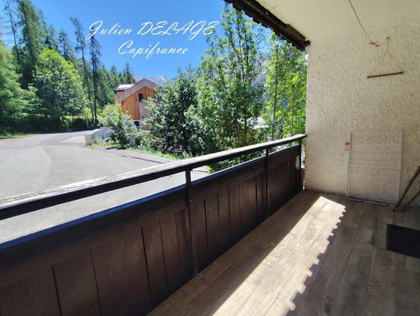 Les Orres – Appartement rénové, vendu meublé, balcon et cave, expo sud-ouest