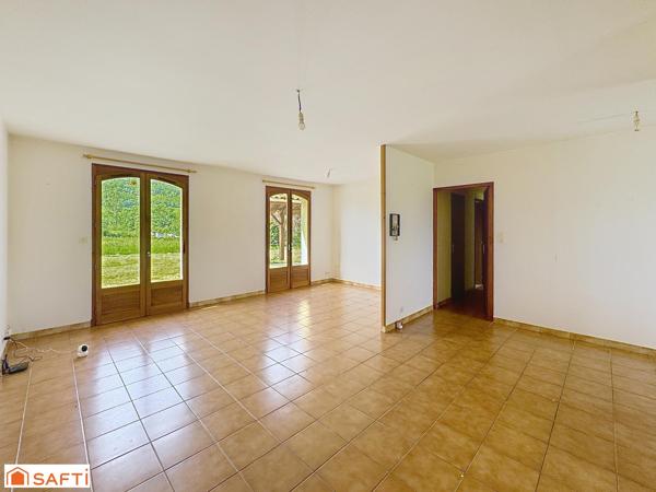 Maison de plain-pied – 3 chambres – Double garage – Environnement calme
