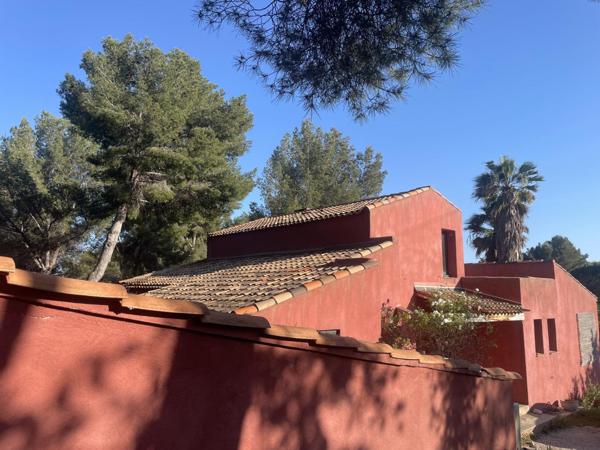 La campagne à deux pas de Bandol - Propriété de charme, piscine et grand terrain