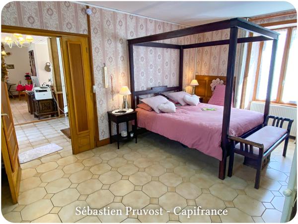 Dpt Dordogne (24), à vendre 11 pièces proche Thiviers (24) propriété P11 325M2, terrain 22200m2, dépendance, piscine.