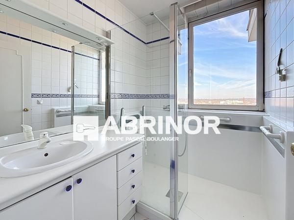 Appartement de 111 m² hab. aux pieds du tramway et du métro. ROUBAIX