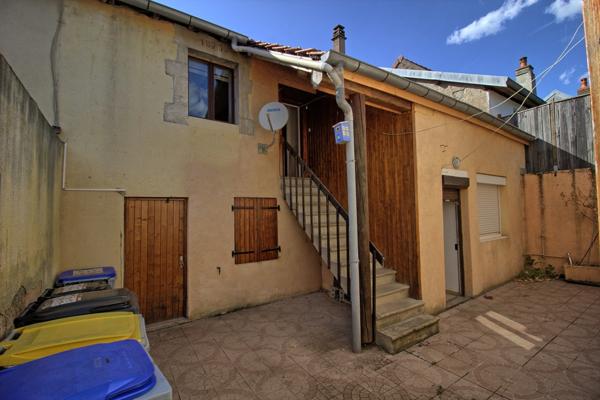IMMEUBLE DE RAPPORT AVEC 2 APPARTEMENTS ET UNE MAISON