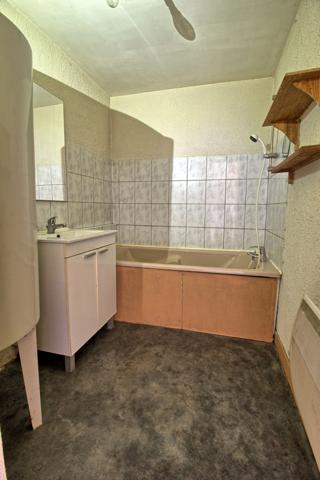 IMMEUBLE DE RAPPORT AVEC 2 APPARTEMENTS ET UNE MAISON