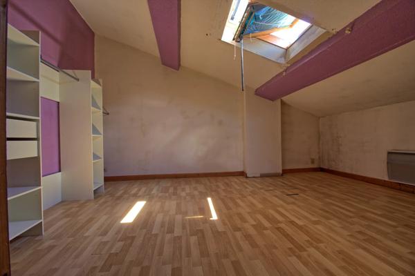 IMMEUBLE DE RAPPORT AVEC 2 APPARTEMENTS ET UNE MAISON