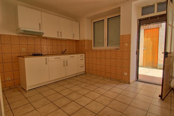 IMMEUBLE DE RAPPORT AVEC 2 APPARTEMENTS ET UNE MAISON