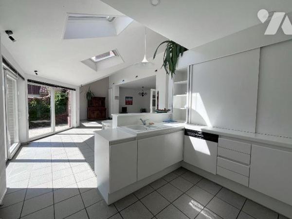 HAZEBROUCK - Hyper centre / A deux pas du jardin public 
Très jolie maison de famille, lumineu...